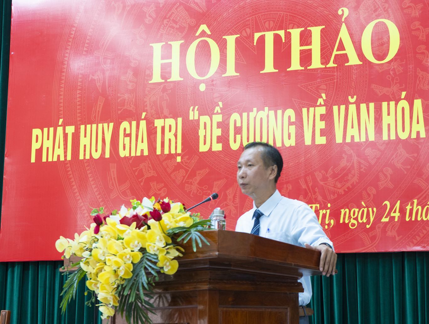 Ph&oacute; Trưởng Ban Tuy&ecirc;n gi&aacute;o TU Nguyễn Quốc Kh&aacute;nh tr&igrave;nh b&agrave;y đề dẫn Hội thảo